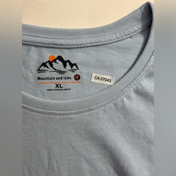 MOUNTAIN AND ISLES SHORT SLEEVE LIGHT BLUE GRAPHIC TSHIRT NWT - Picture 2 of 13